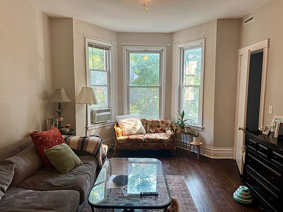 2nd image of 1322 W Melrose St APT 2