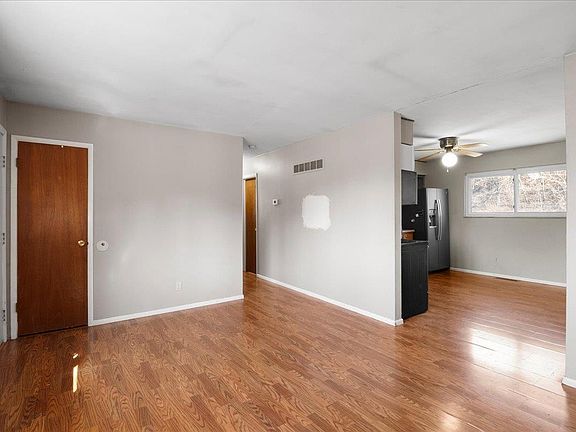 5th image of 156 Ridgemoor Dr