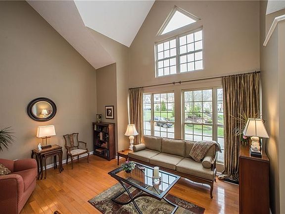 5th image of 301 Berrington Ct