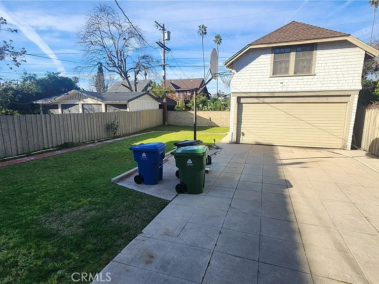 2215 W 21st St — Photo 13