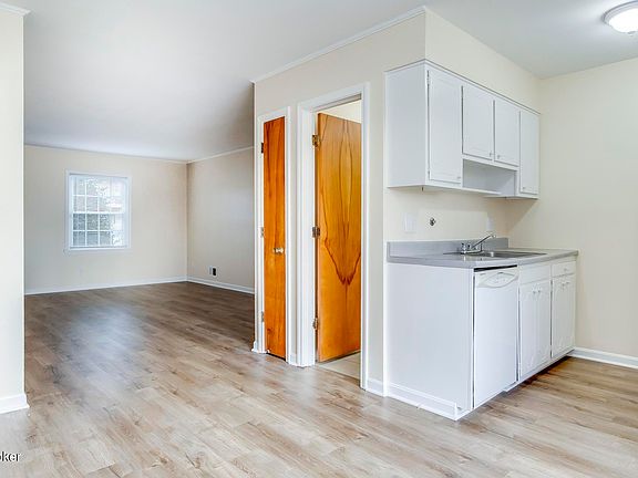 3rd image of 1924 Goldsmith Ln Unit 38