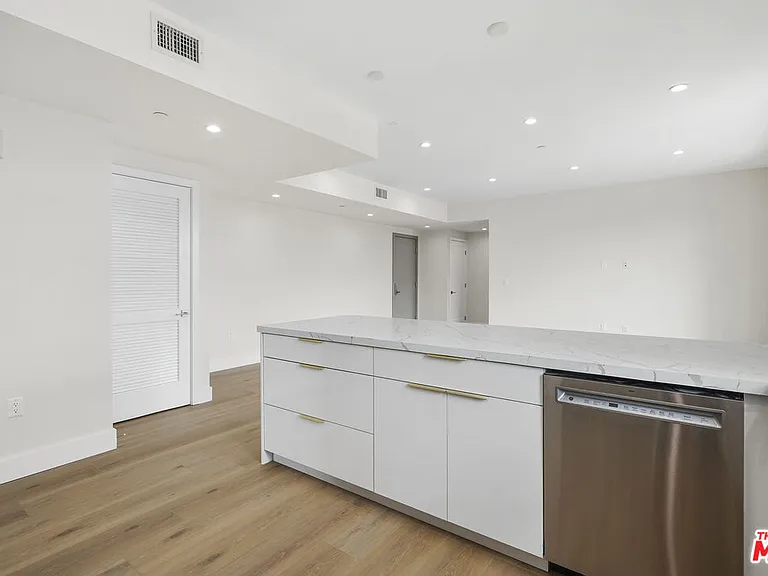 11042 La Maida St #202 — Photo 7