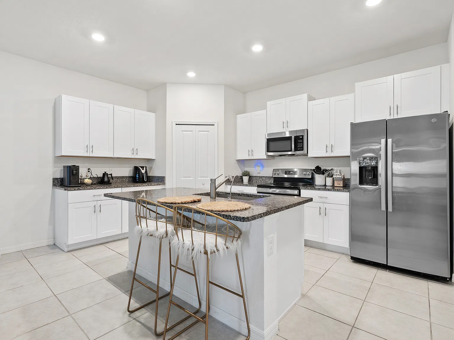 4 bed, 1912 sqft, $3,250 — Photo 1