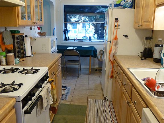 Kitchen. 2 cabinets/1 drw