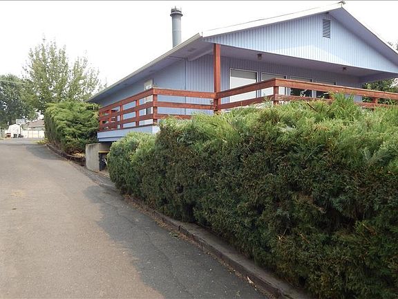 Driveway to the back