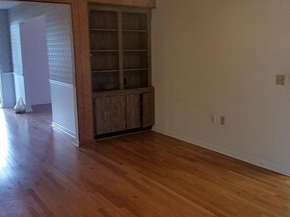 3rd image of 1814 Medford Ln