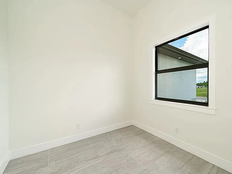 1005 NE 13th Pl — Photo 18