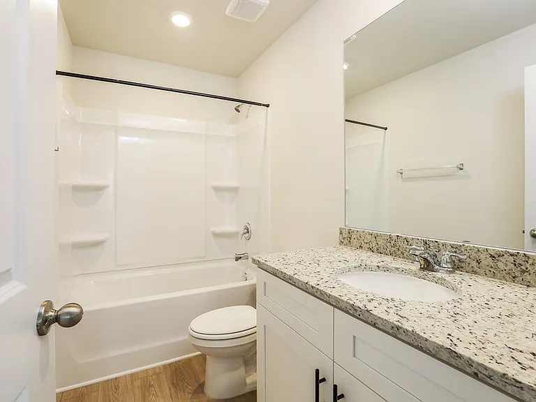 658 Mackenzie Cv — Photo 15