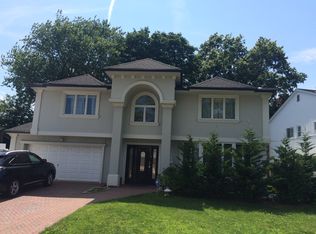 6 Valley Ln W, Valley Stream, NY 11581