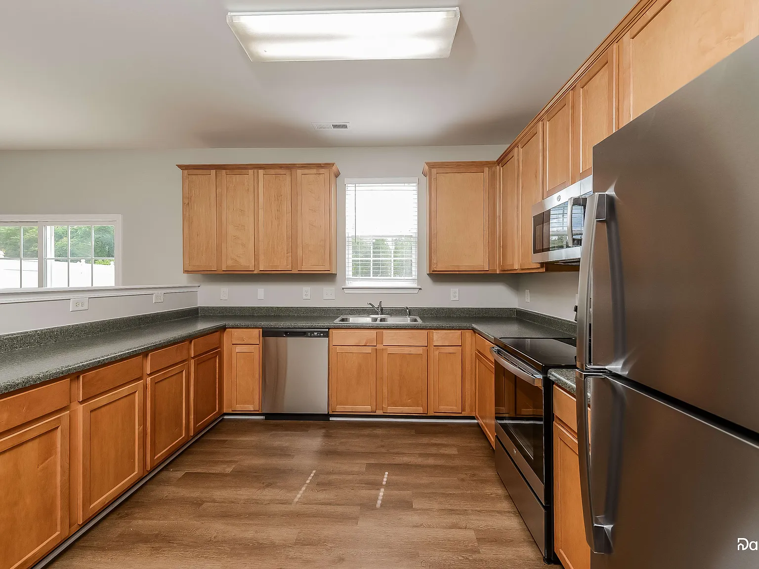 3 bed, 2.5 bath, 2174 sqft, $2,045 — Photo 3