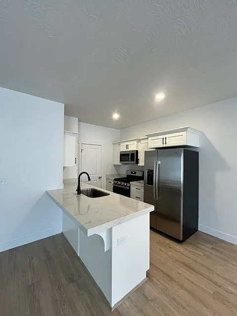 4 bed, 2.5 bath, 2365 sqft, $2,100 — Photo 3