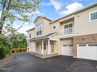 605 Valley Pointe Dr, Niskayuna, NY 12309