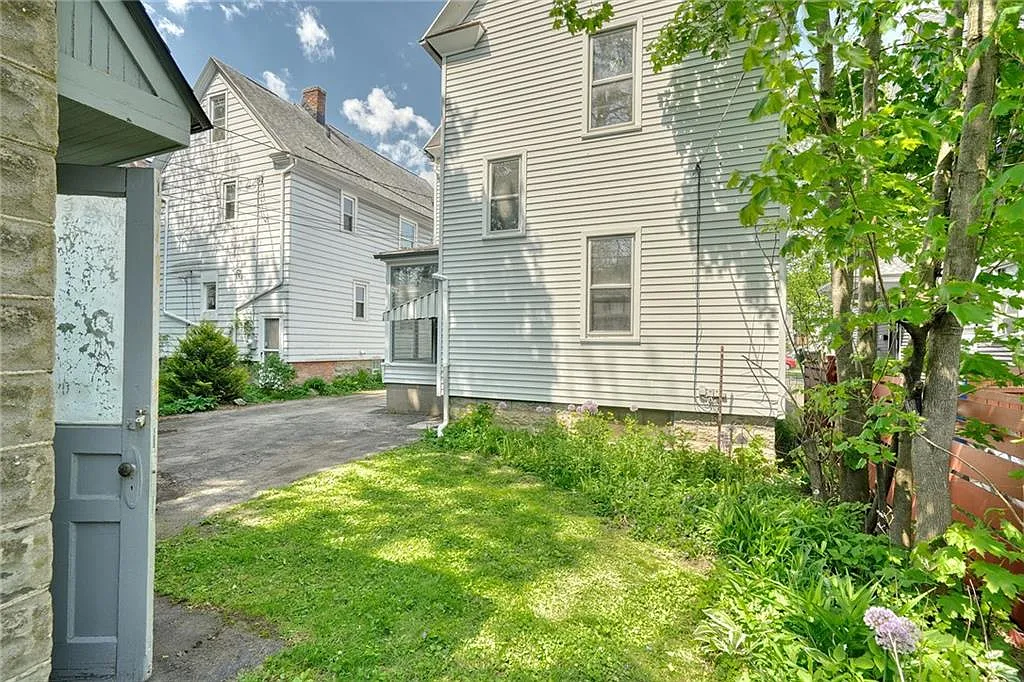 2 bed, 1126 sqft, $1,600 — Photo 2