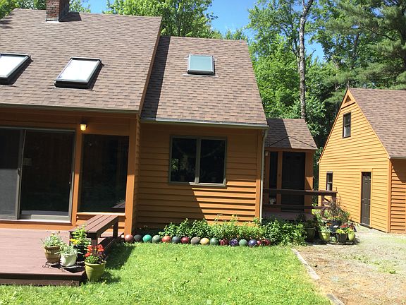 Front of house w garage