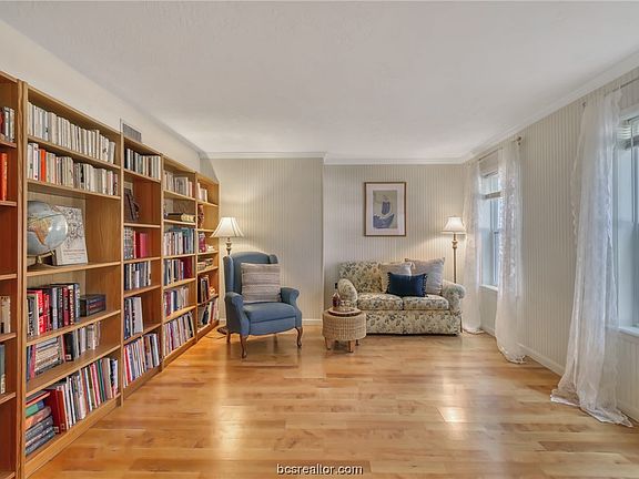 3rd image of 2918 Camelot Dr