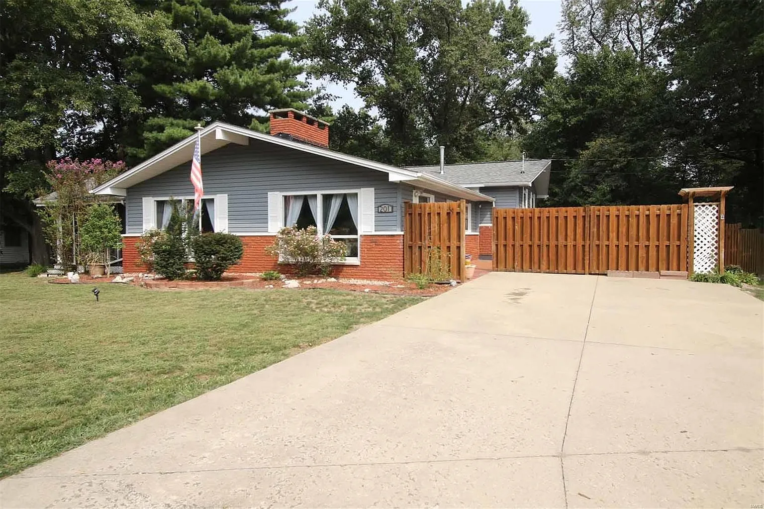 201 Whispering Oaks Dr photo 1