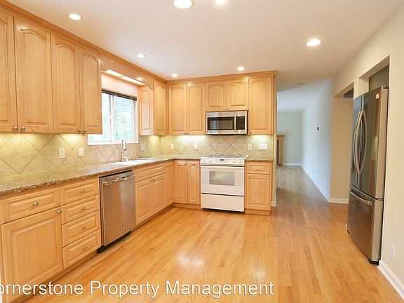 3rd image of 734 Calero Ave