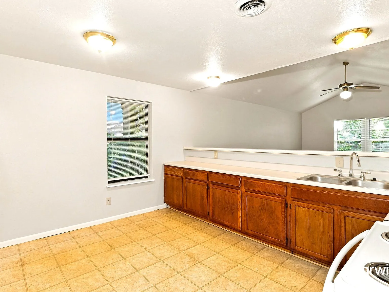 3 bed, 1.0 bath, 1238 sqft, $1,320 — Photo 4