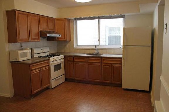 3rd image of 1216 E 91st St