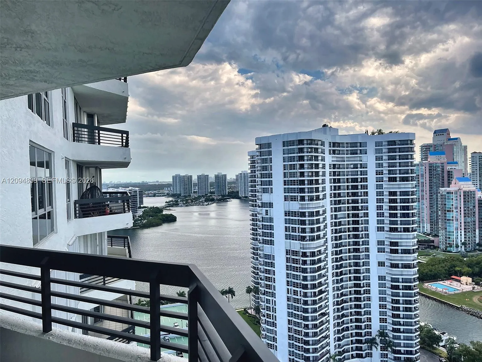 Mystic Pointe Tower 400 C — Photo 2