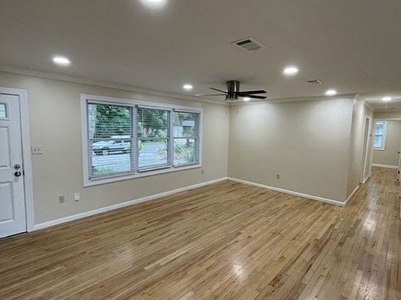 4th image of 3247 Willow Ave