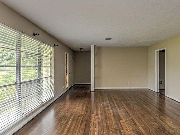 5th image of 104 N Holly Dr