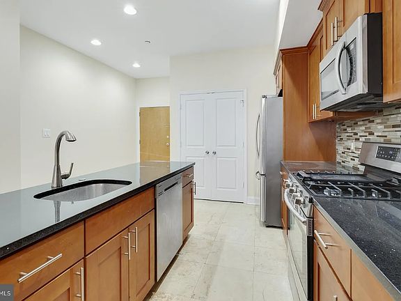 5th image of 2050 Frankford Ave APT B