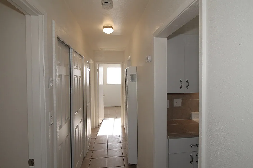 3 bed, 960 sqft, $1,700 — Photo 3