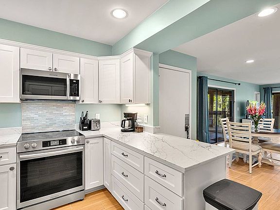 4th image of 4583 Park Lake Dr