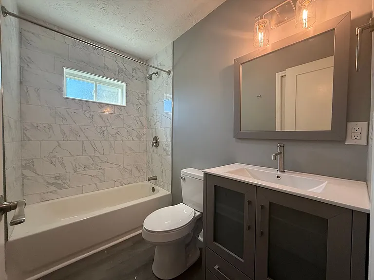 320 Woodfield Rd — Photo 8