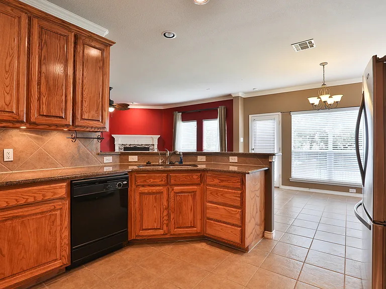 11921 Kingsville Dr — Photo 8