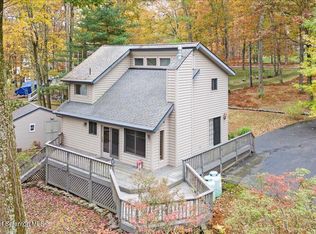262 Fawn Lake Dr, Hawley, PA 18428