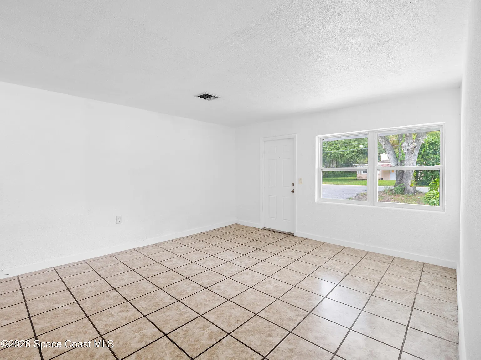 4 bed, 2.0 bath, 1700 sqft, $2,149 — Photo 4