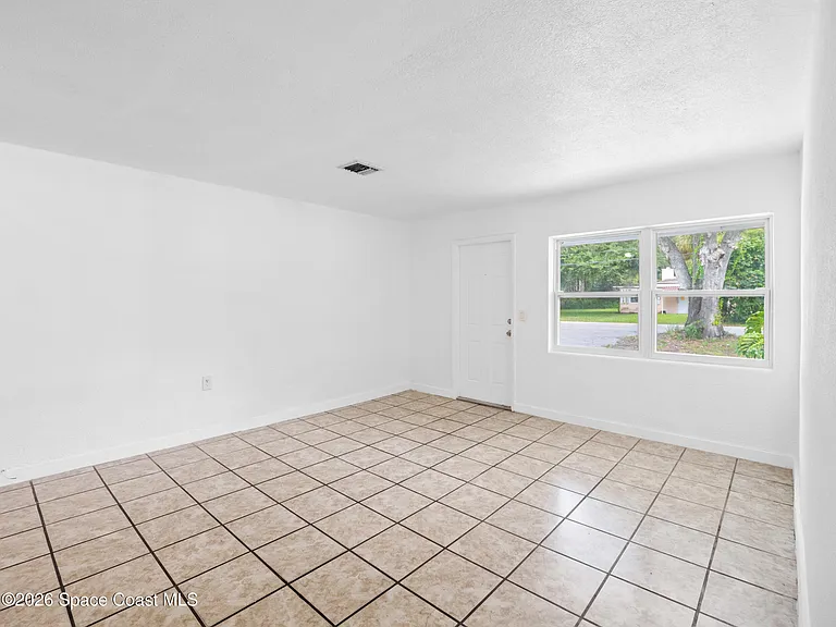 87 NW Irwin Ave — Photo 4