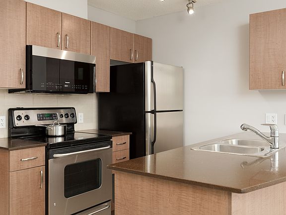 2nd image of 610 Granville St #2015