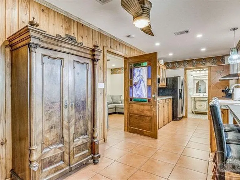 510 W Gregory St — Photo 6