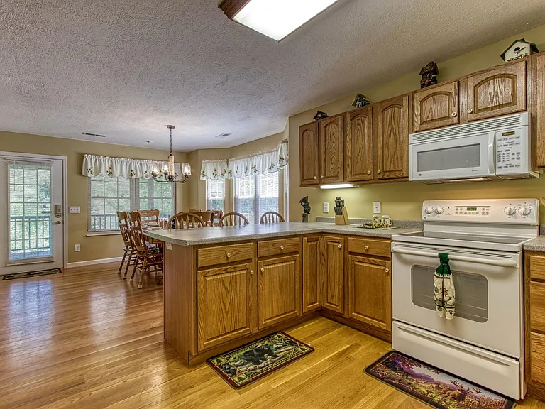 2913 Barnes Dr — Photo 9