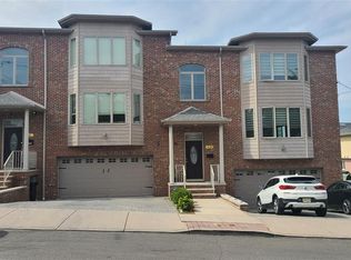 42 8th St #B, Fairview, NJ 07022