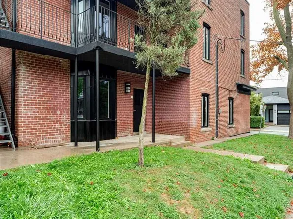 1 Greensides Ave #1, Toronto, ON M6G 3P5