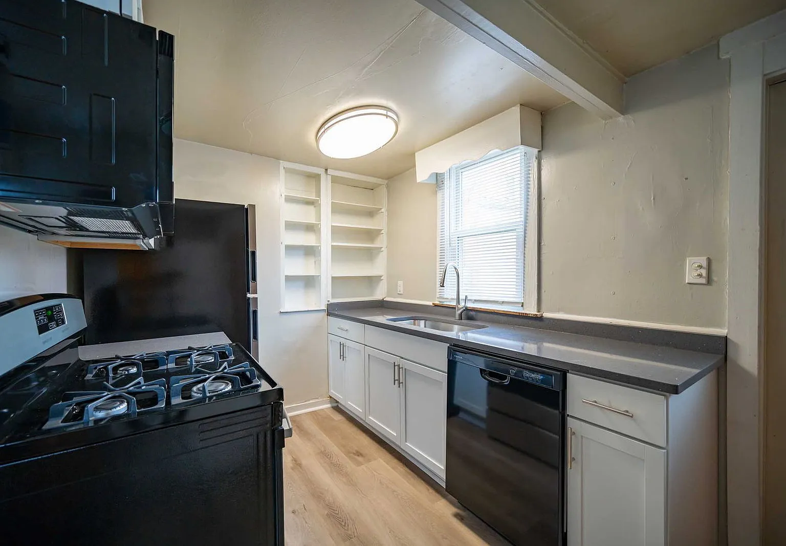 2 bed, 1.0 bath, $1,399 — Photo 4