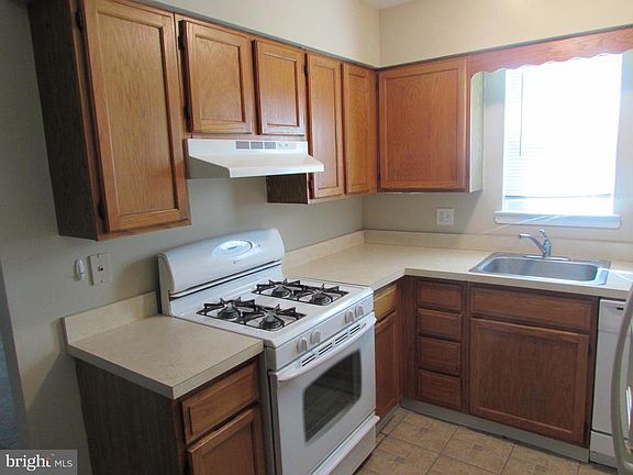 5th image of 3408 Stanwood St