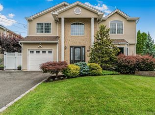 956 N Park Ave, Massapequa, NY 11758