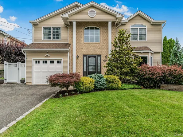 956 N Park Avenue, Massapequa, NY 11758