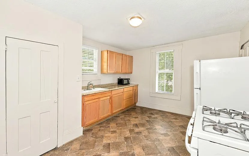 W Gandy St — Photo 3