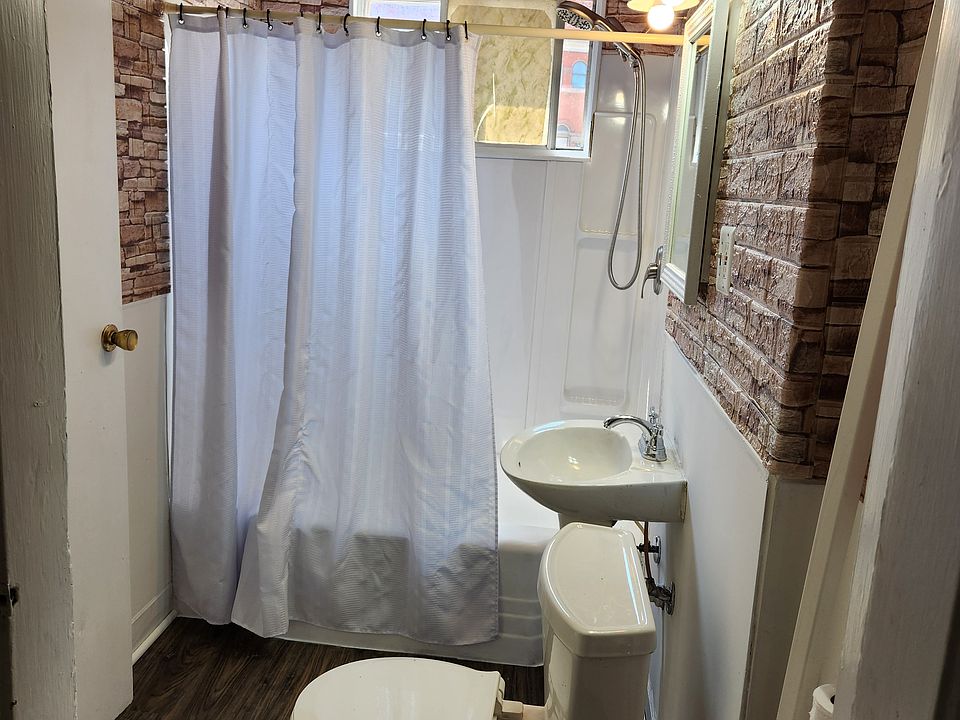 2nd image of 946 Main St APT 4