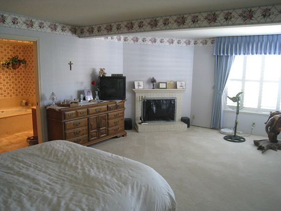 5th image of 32 Holmes Dr