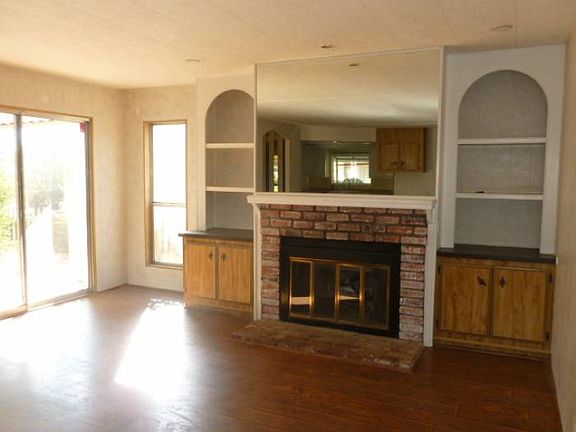 Family room w/ Fireplace