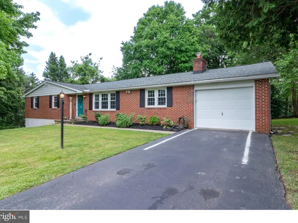 3 Buttonwood Dr, West Grove, PA 19390