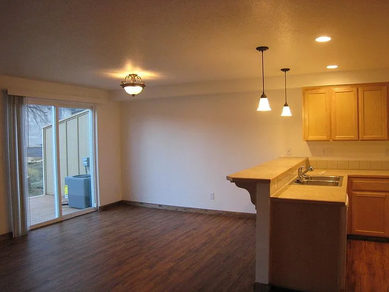 Prineville City Townhomes — Photo 11