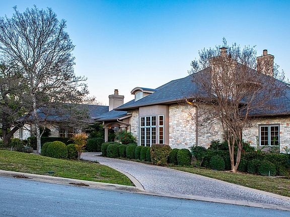 5th image of 200 Deerwood Dr